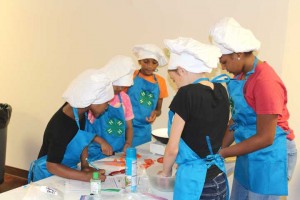 Zaronica Perkins, Tam’ara King, Layla Edmonds, Josie Hemmer and Michelle Williams chop tomatoes for their dish.