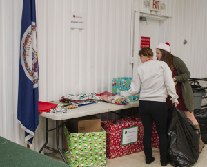 CARSON REEHER | HERALD Members of the community look at different wrapping options to take.